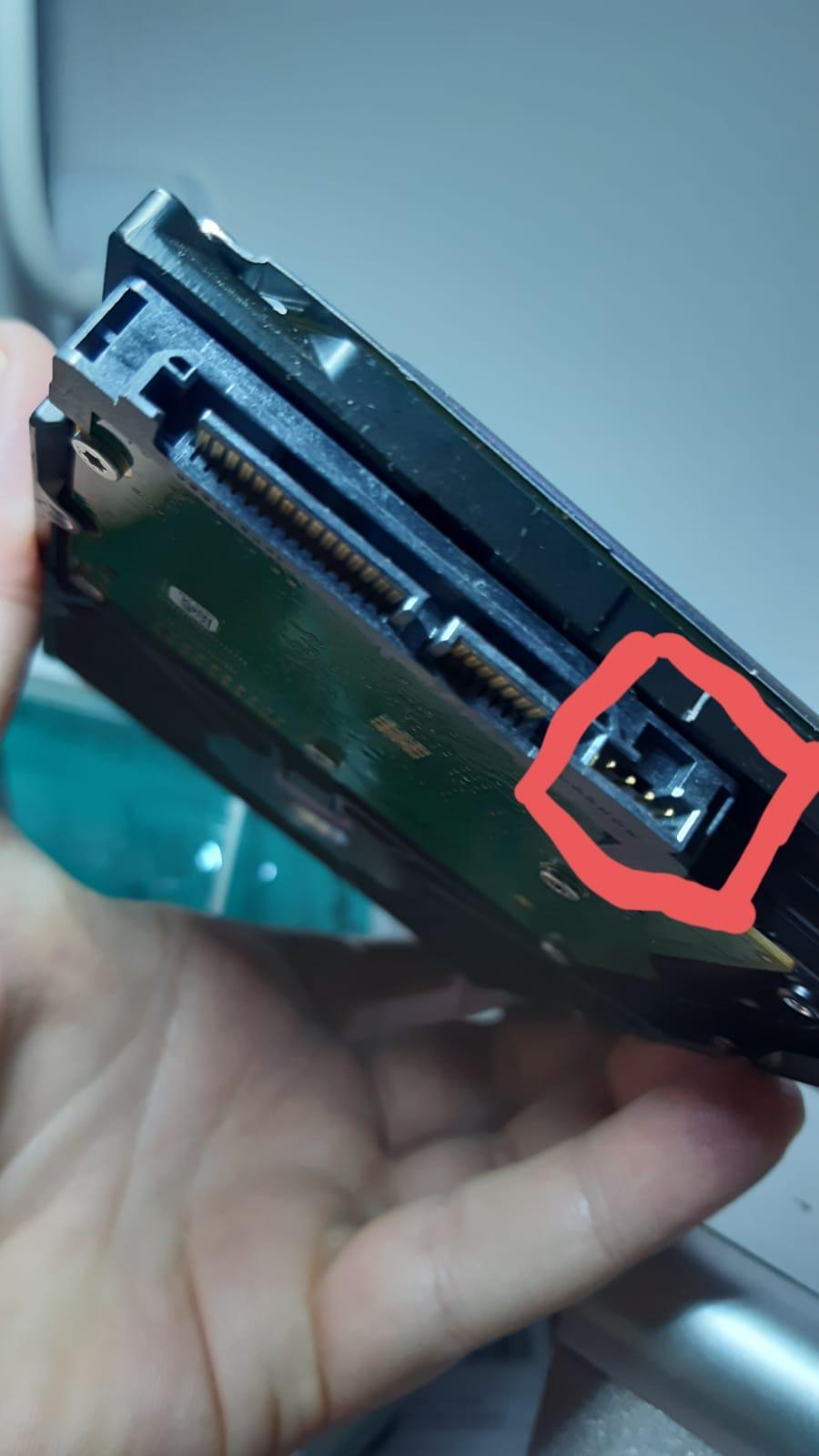 para que serve o terceiro conector do HD sata (4 pinos)? - HD, SSD e NAS -  Clube do Hardware